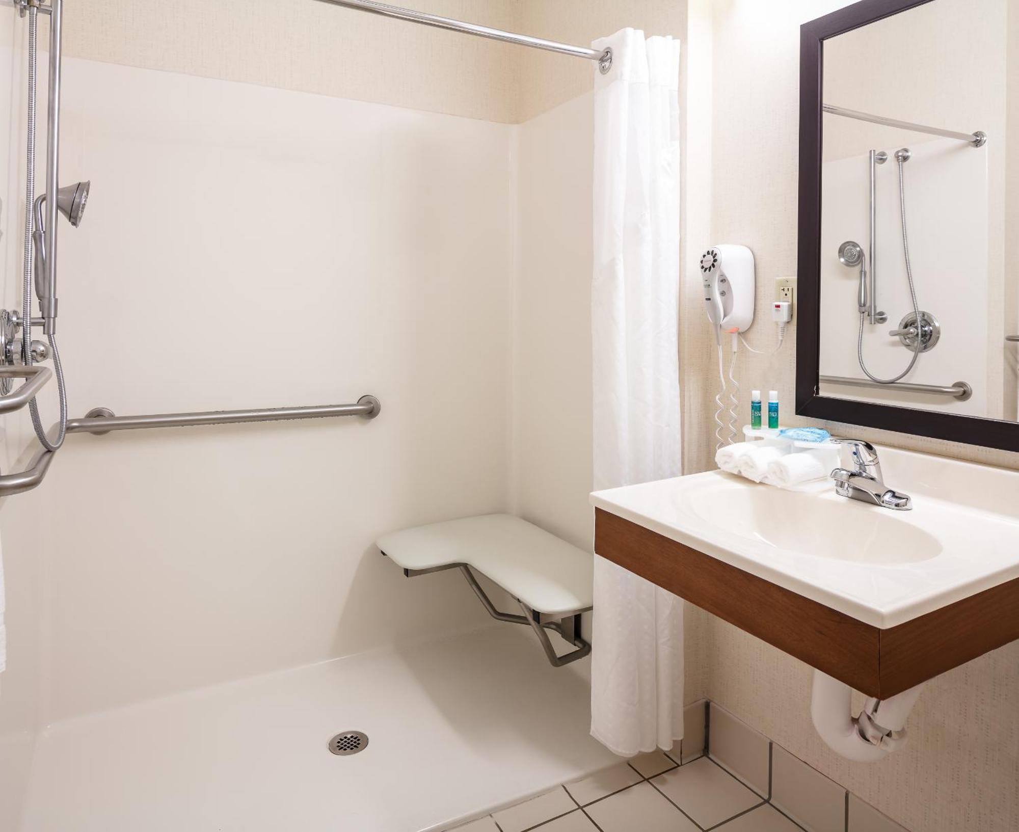 Holiday Inn Express Hotel & Suites Coralville By Ihg Экстерьер фото