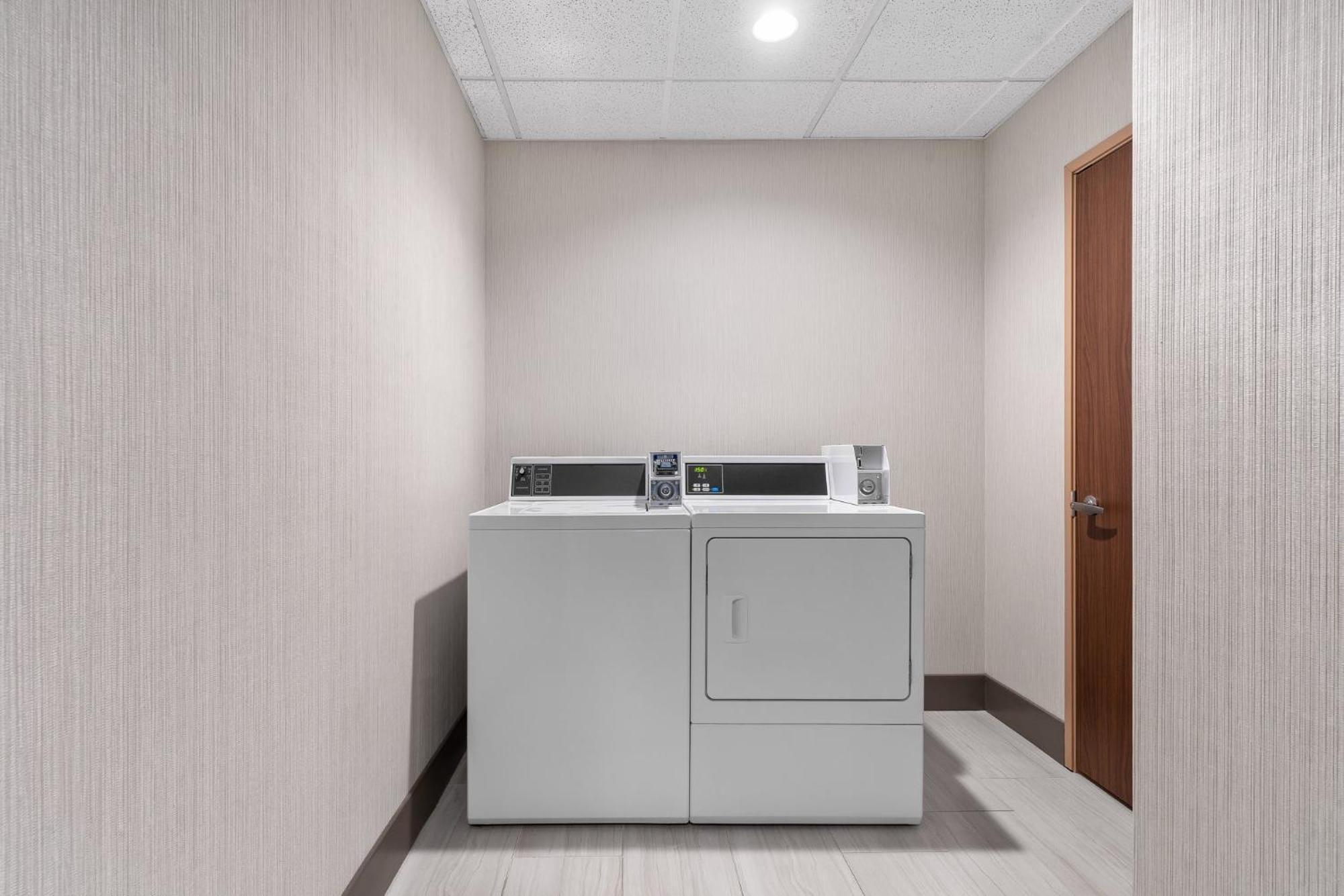 Holiday Inn Express Hotel & Suites Coralville By Ihg Экстерьер фото