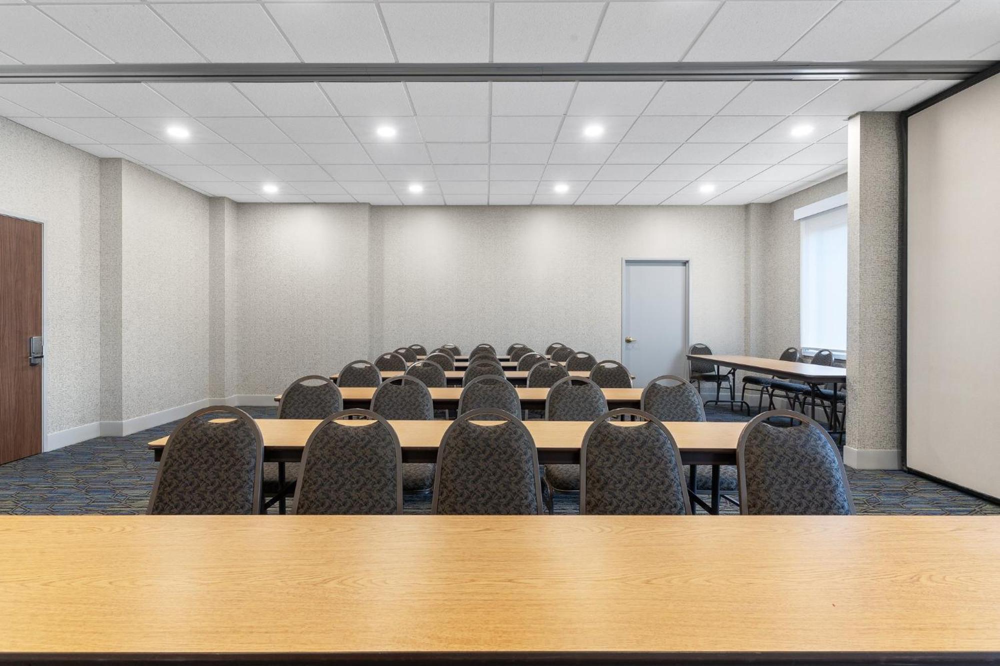Holiday Inn Express Hotel & Suites Coralville By Ihg Экстерьер фото
