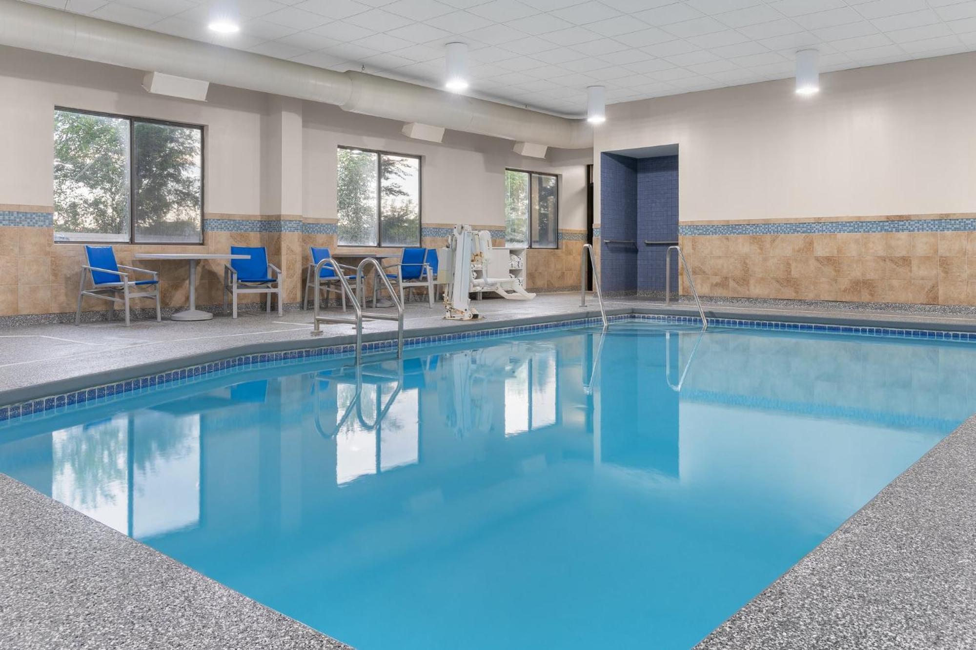 Holiday Inn Express Hotel & Suites Coralville By Ihg Экстерьер фото
