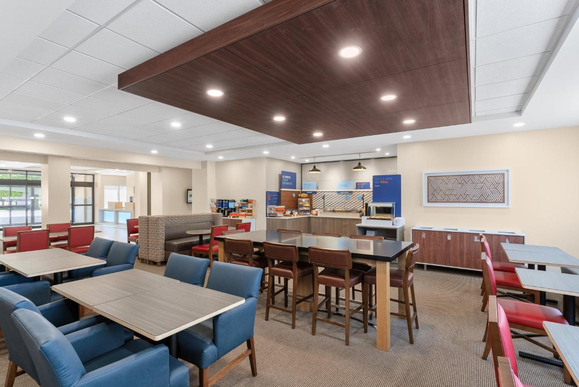 Holiday Inn Express Hotel & Suites Coralville By Ihg Экстерьер фото