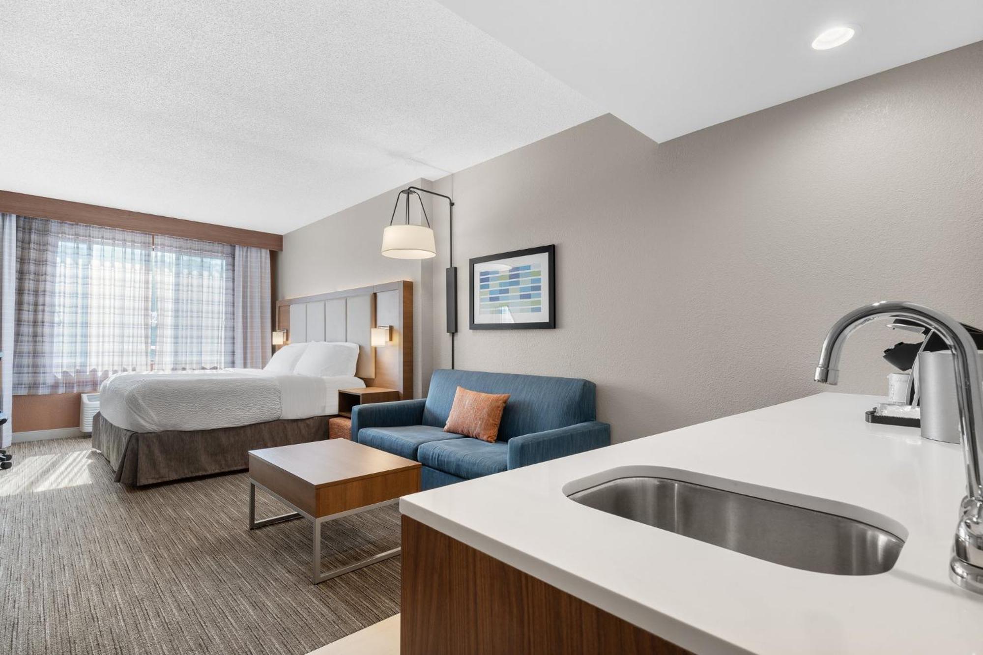 Holiday Inn Express Hotel & Suites Coralville By Ihg Экстерьер фото