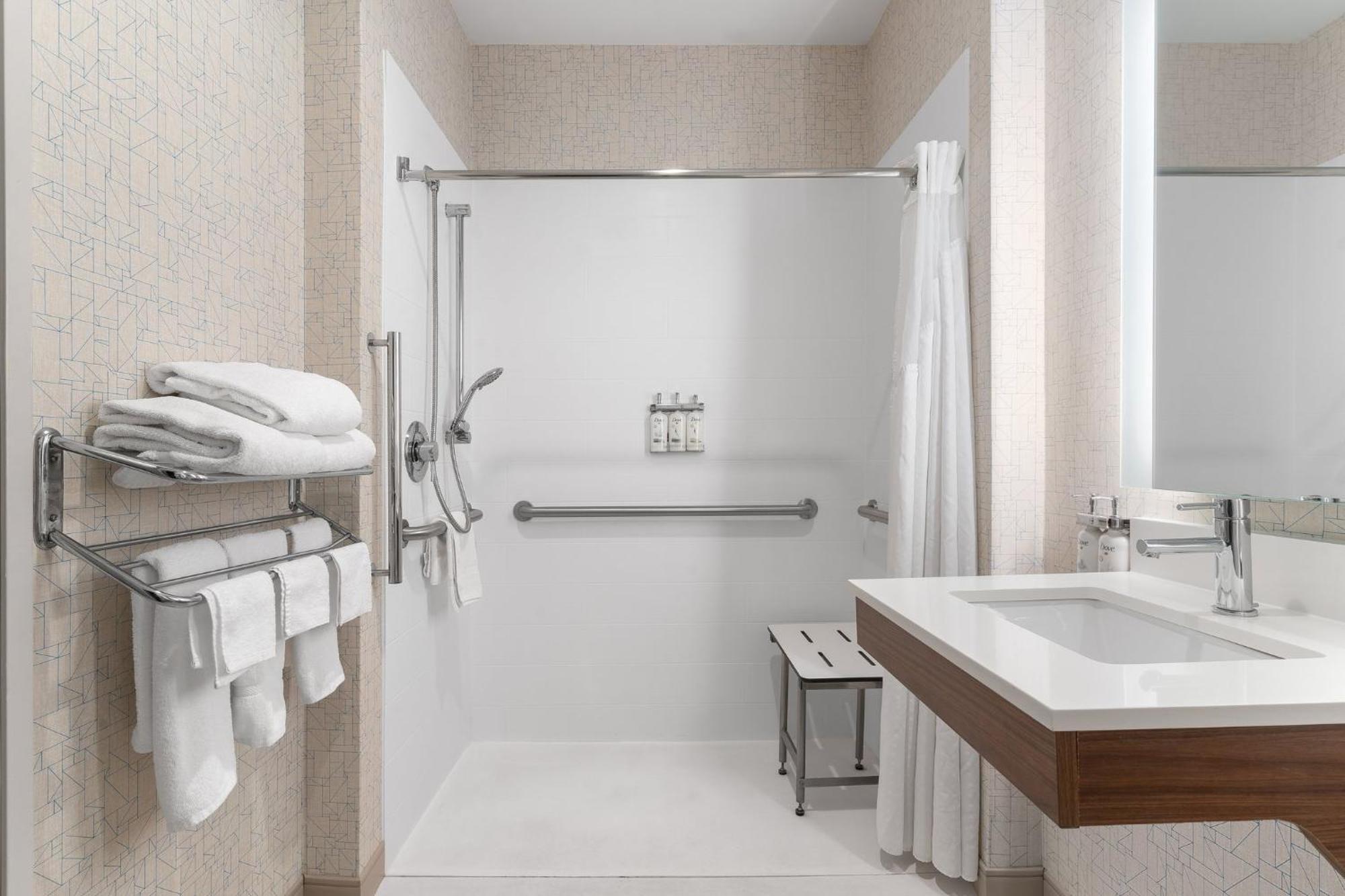 Holiday Inn Express Hotel & Suites Coralville By Ihg Экстерьер фото