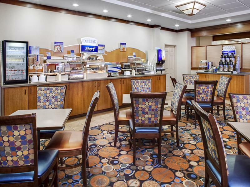 Holiday Inn Express Hotel & Suites Coralville By Ihg Экстерьер фото