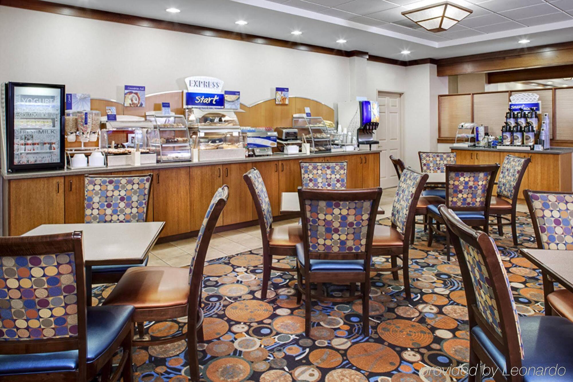 Holiday Inn Express Hotel & Suites Coralville By Ihg Экстерьер фото